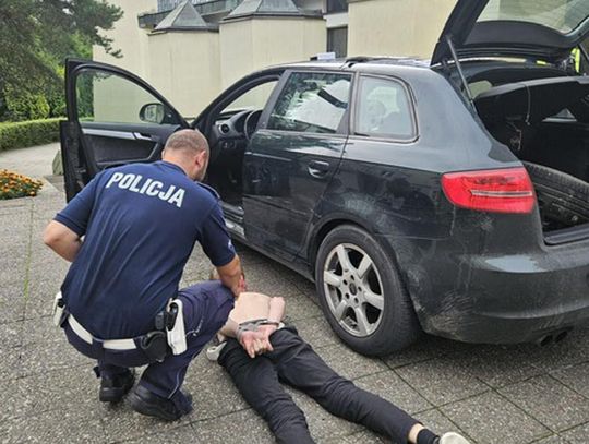Młodzi, uzbrojeni w maczetę i bez hamulców. Szaleńcza ucieczka przywłaszczonym Audi zakończona na policyjnej blokadzie