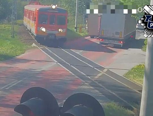 Mniejszy pojechał za większym. Obaj utknęli na przejeździe kolejowym. Kierowcy namierzeni i ukarani