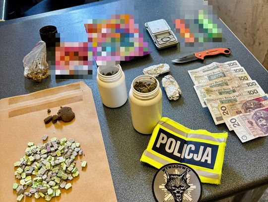 Mołdawianin bił i kopał policjanta podczas zatrzymania. W plecaku miał cztery rodzaje narkotyków