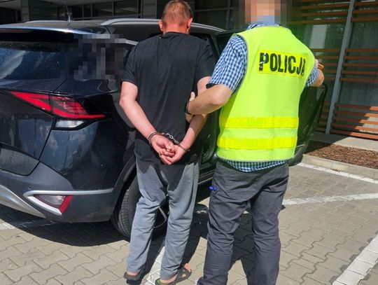 Mołdawianin groził koleżance, która wyprosiła go z domu, a następnie strzelał do niej z gazówki