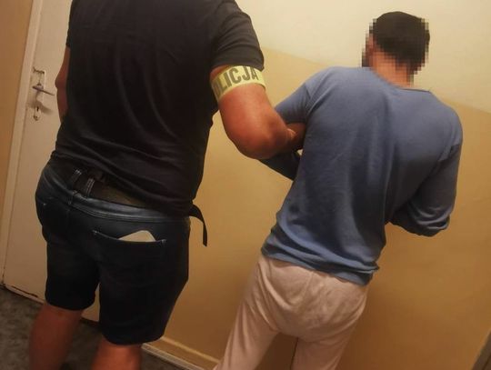 Mołdawianin stanął w obronie dziewczyny obrażanej przez Gruzina. Dostał do niego nożem. Policjanci tamowali krwotok