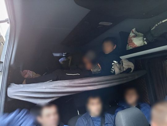 Mołdawska jazda busem. Kierowca upchał w aucie 15 ludzi i wyprzedzał na skrzyżowaniu