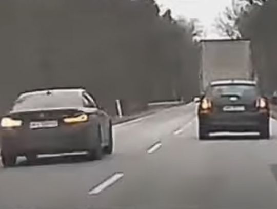 Moment śmiertelnego wypadku pod Warszawą. Kierowca BMW wyprzedał kolumnę samochodów. WIDEO