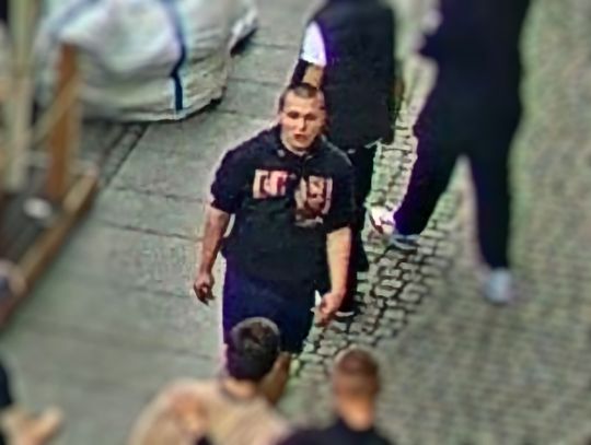 Monitoring nagrał podejrzewanego o pobicie. Powiadom policję, jeśli go znasz