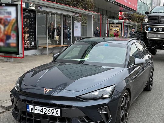 Monster truck w centrum Warszawy. Policja tłumaczy, dlaczego auto zostało odholowane