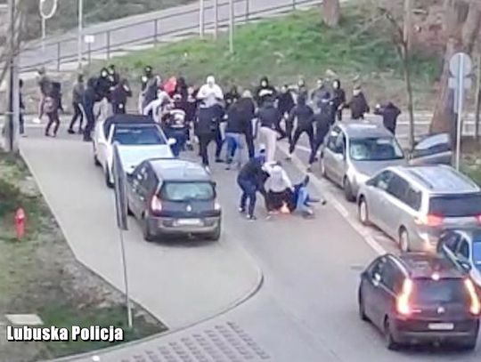 Mordobicie na środku ulicy. Starcie dwóch grup kiboli nagrał monitoring [WIDEO]