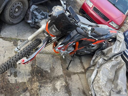 Motocykl crossowy zderzył się z quadem w lesie. Ranny 40-latek zabrany do szpitala