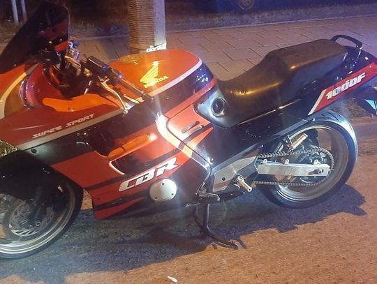 Motocykl miał fałszywą tablicę kupioną w internecie. Na tym problemy jadącego nim mężczyzny dopiero się zaczęły