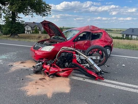 Motocykl uderzył w bok osobówki. W wypadku poszkodowany został kierowca jednośladu