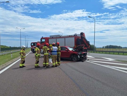 Motocykl wjechał w tył samochodu ciężarowego. Poważny wypadek na drodze ekspresowej nr 17