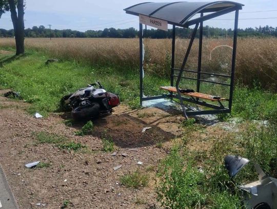 Motocykl wypadł z drogi i uderzył w przystanek autobusowy. Kierowca trafił do szpitala