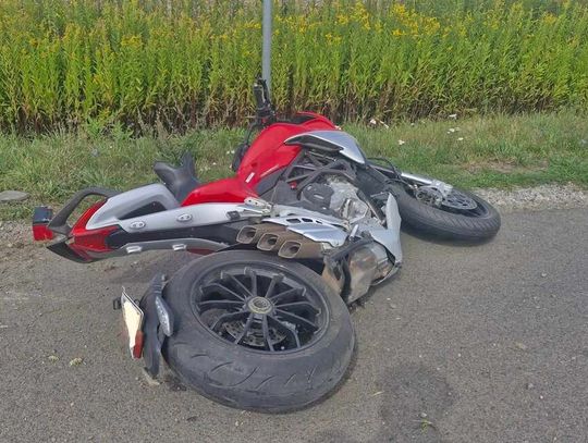 Motocyklista zderzył się z rowerzystą podczas wyprzedzania. Obaj kierujący trafili do szpitali