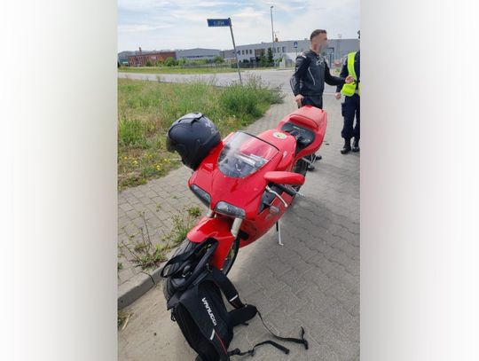 Motocyklista celowo wygiął tablicę i oblepił ją naklejkami. Myślał, że będzie bezkarny