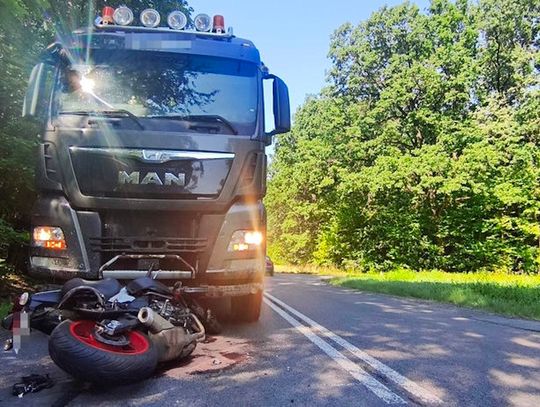 Motocyklista chciał uniknąć zderzenia z ciężarówką. Zderzył się czołowo z kolejnym tirem