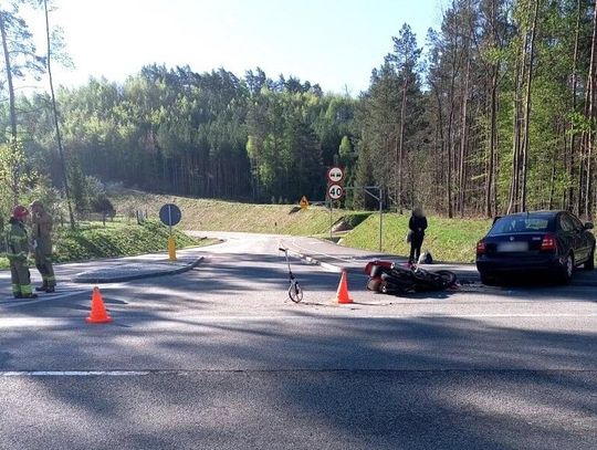 Motocyklista ciężko ranny po uderzeniu w Skodę. Nie miał uprawnień i był poszukiwany przez policję