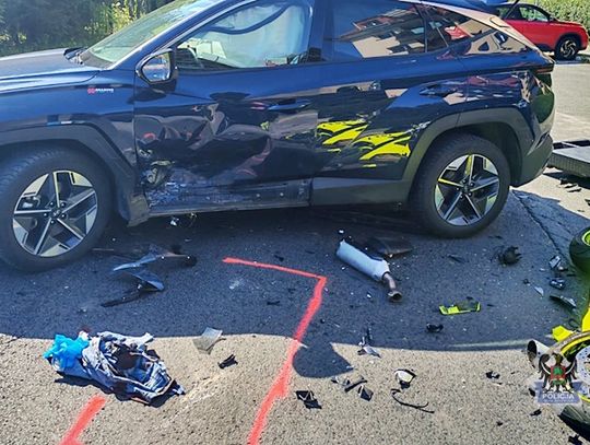 Motocyklista ciężko ranny po wjechaniu w osobówkę. Kierująca autem zajechała mu drogę