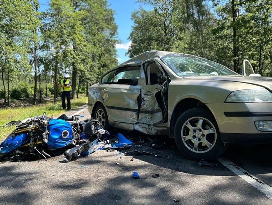 Motocyklista ciężko ranny po zderzeniu z osobówką. Kierująca skodą zajechała mu drogę
