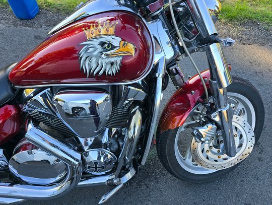 Motocyklista "jechał na zderzaku" aż uderzył w auto jadące przed nim. Został zabrany do szpitala