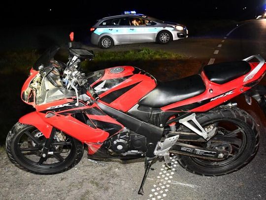 Motocyklista na BMW zderzyła się czołowo się z Yamahą. Trzeci motocyklista wylądował w rowie