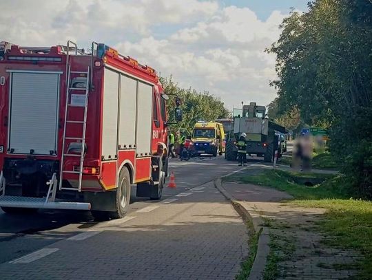 Motocyklista nagle zjechał na lewy pas i zderzył się z sieczkarnią rolniczą. Mężczyzna zginął na miejscu