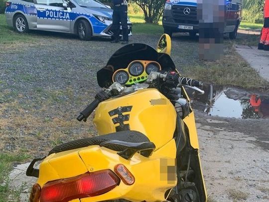 Motocyklista najechał na psa, który wybiegł z posesji. Zwierzę nie przeżyło, kierowca zabrany do szpitala