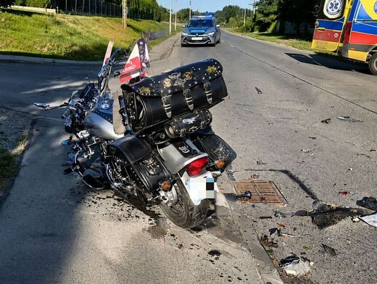 Motocyklista nie wyhamował i uderzył w tył Audi. Po rannego mężczyznę przyleciał śmigłowiec