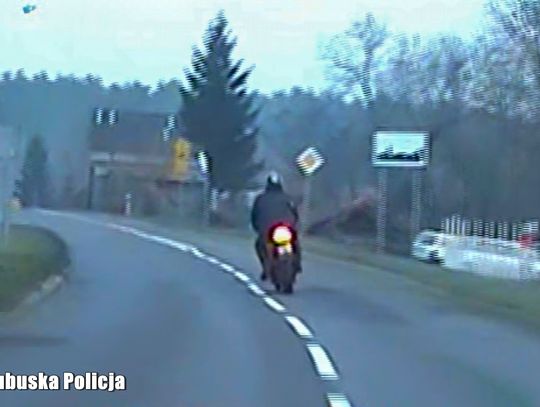 Motocyklista nie zatrzymał się do kontroli i zaczął uciekać. Skończyło się wywrotką w lesie i zatrzymaniem Motocyklista nie zatrzymał się do kontroli i zaczął uciekać. Skończyło się wywrotką w lesie i zatrzymaniem