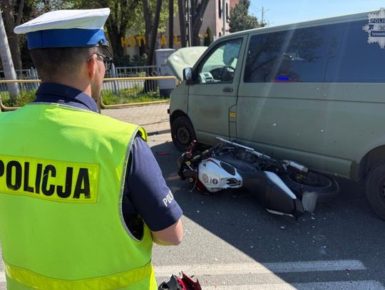 Motocyklista omijał auta na skrzyżowaniu, wjechał w bok busa. Lądował śmigłowiec LPR
