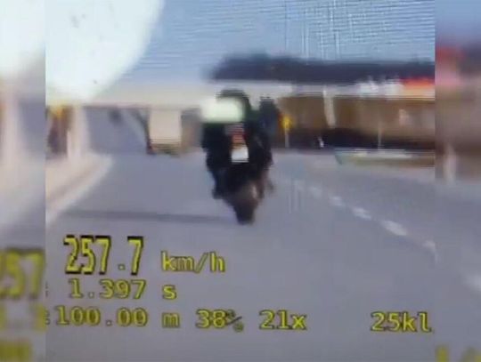 Motocyklista pędził ponad 250 na godzinę. Okazało się, że nie ma nawet prawa jazdy