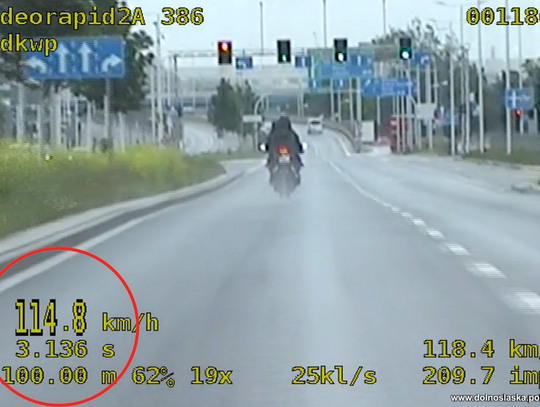 Motocyklista pędził przez miasto 114 na godzinę. Nie przeszkadzało mu, że leje