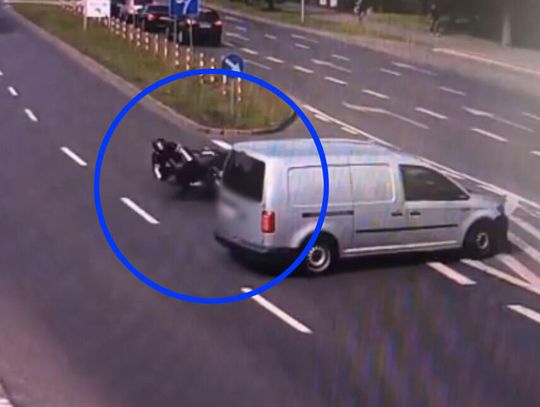 Motocyklista położył maszynę, żeby ratować się przed uderzeniem w auto