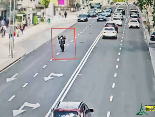 Motocyklista popisywał się jazdą na jednym kole. Dostał tysiąc mandatu