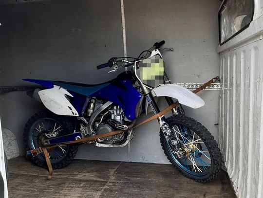 Motocyklista popisywał się jazdą na jednym kole przed maską radiowozu. 33-latek stanie przed sądem