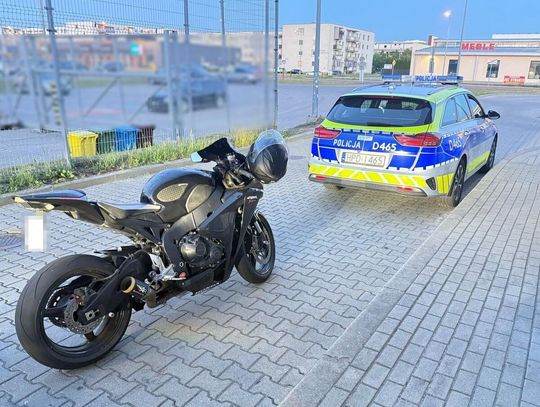 Motocyklista popisywał się jazdą na jednym kole przed nosem policji. 24-latek stracił prawo jazdy