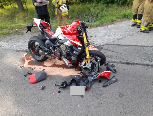 Motocyklistka poważnie ranna po zderzeniu z osobówką. Kierująca autem nie ustąpiła pierwszeństwa