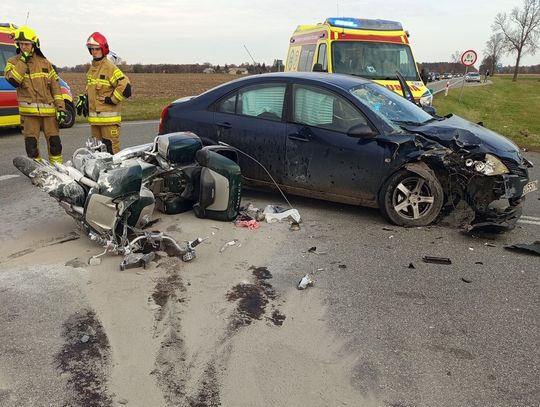Motocyklista poważnie ranny po zderzeniu z osobówką. Młody kierowca wymusił mu pierwszeństwo