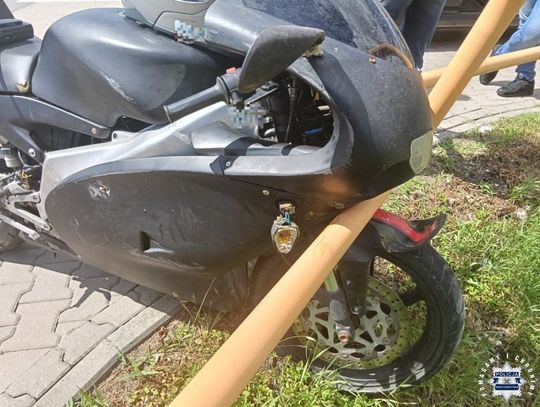 Motocyklista chciał uciec policji, ale wbił się w barierki. Potem próbował się jeszcze wyrywać