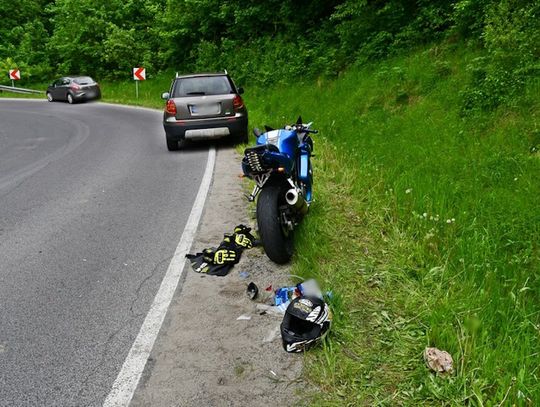 Motocyklista przewrócił się na łuku drogi i zderzył z osobówką. 25-latek został ciężko ranny
