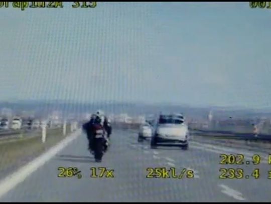 Motocyklista śmignął obok nieoznakowanego radiowozu na ekspresówce. Nie miał prawa jazdy