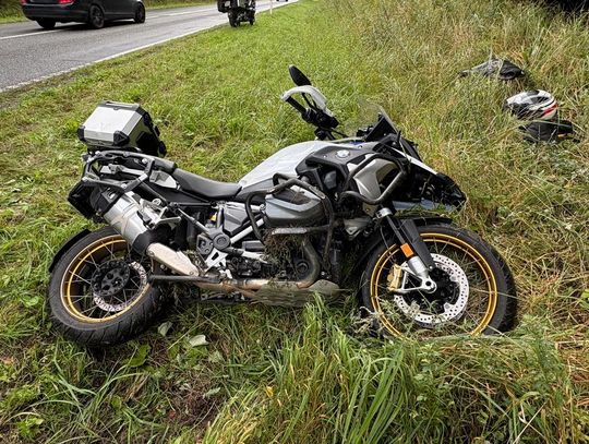 Motocyklista stracił panowanie nad BMW i wpadł do rowu. Trafił do szpitala, a potem dostał mandaty