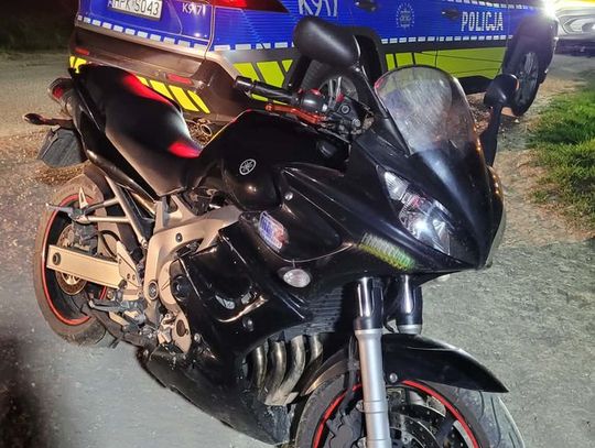 Wjechał ścigaczem na pole i tam zaliczył glebę. Mężczyzna uciekał policji. Miał ponad 2 promile