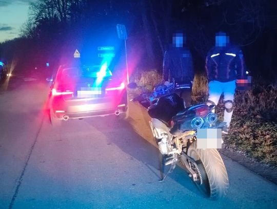 Motocyklista uciekał z pasażerem bez kasku. Nie miał prawa jazdy, a yamaha rozpadała się w oczach