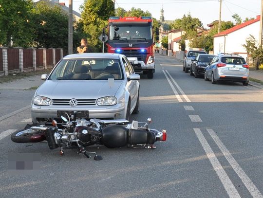 Motocyklista uderzony przez samochód wpadł pod drugie auto. Ranny 67-latek zabrany do szpitala