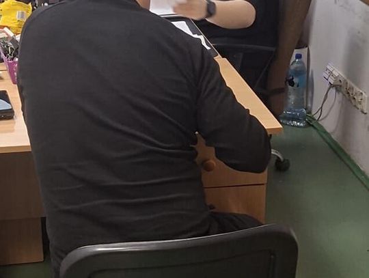 Motocyklista uderzył taksówkarza kaskiem w twarz i złamał mu nos. Groził też śmiercią