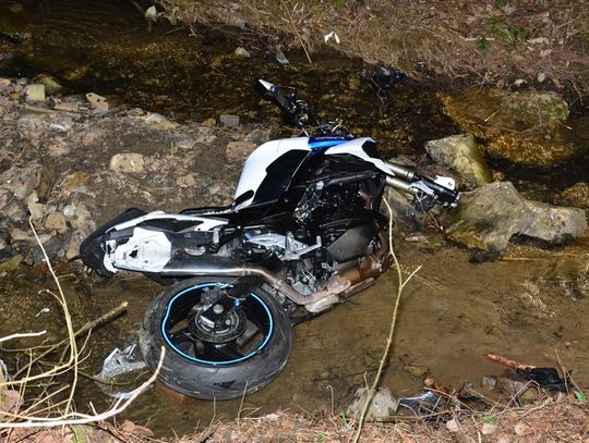 Motocyklista uderzył w betonowy przepust i wpadł do rzeki. Zginął na miejscu