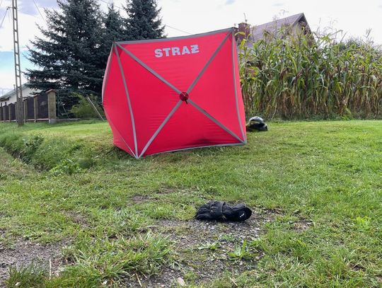 Motocyklista uderzył w tył auta, które wyprzedzało inny pojazd. 25-latek zginął na miejscu