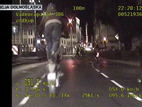 Motocyklista ukarany za akrobacje na ulicy. Jego maszyna trafiła na policyjny parking