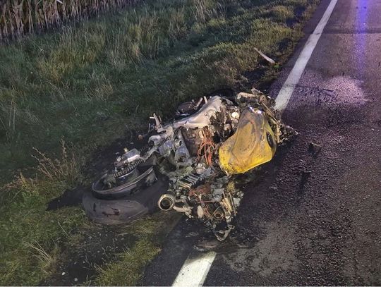 Motocyklista w rowie, płonąca maszyna sto metrów dalej. Interweniowali strażacy