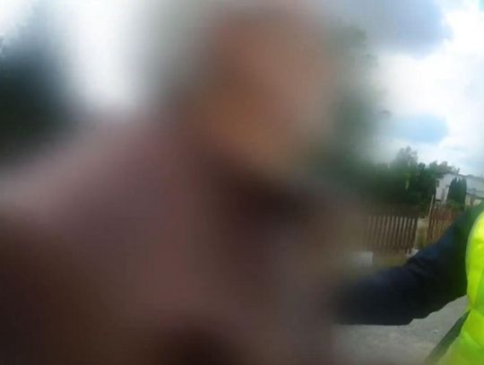 Motocyklista wiedział, że jest nagrywany, a i tak próbował wręczyć policjantom łapówkę. Skończyło się założeniem kajdanek