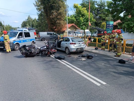 Motocyklista wjechał w tył samochodu osobowego. Ranny 58-latek został zabrany do szpitala